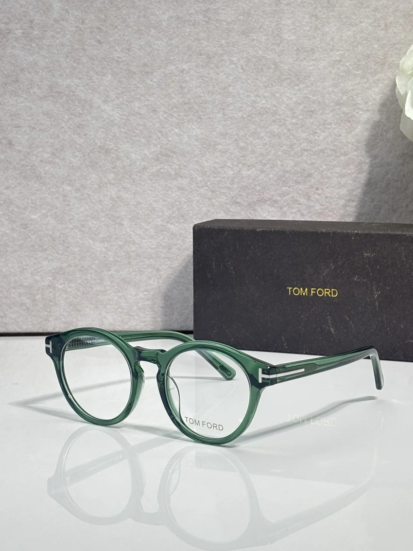 High-Quality Tom Ford FT5887 Optical Glasses – Tom Ford Eyeglasses With Clip On | Bulk Distributor