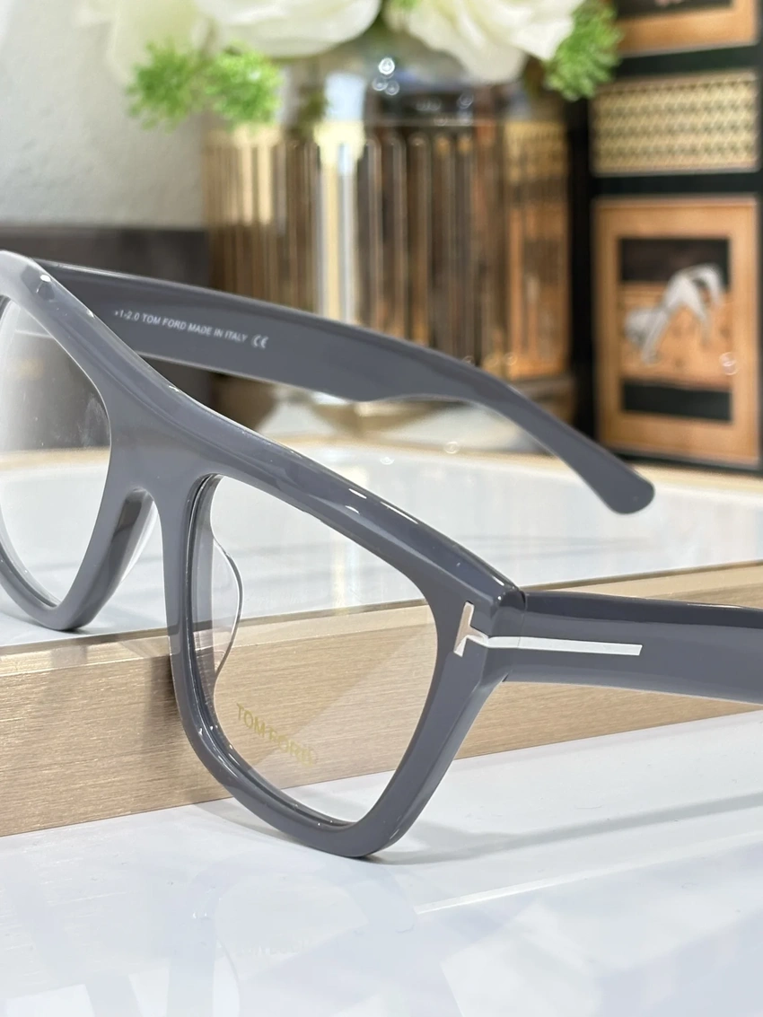 Luxury Tom Ford TF1077 Eyewear – Tom Ford Optical Frames Women | B2B Optical Supplier