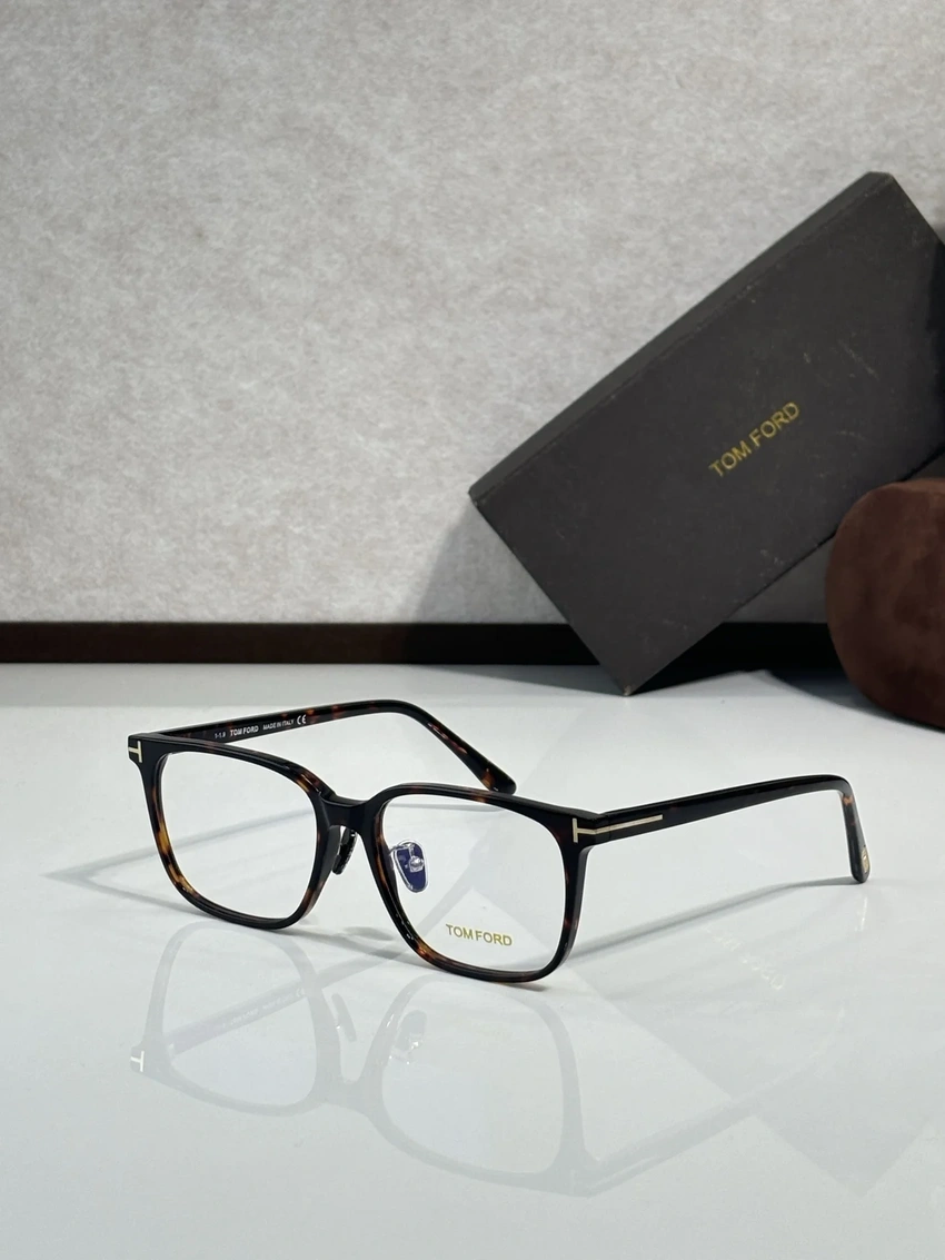 Premium Tom Ford TF5558 Eyewear – Gold Tom Ford Glasses | B2B Optical Supplier