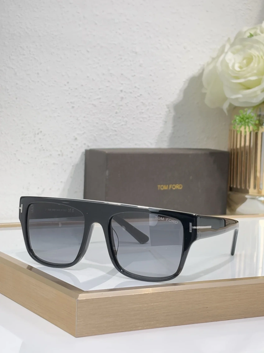 Tom Ford FT0907 Oversized Sunglasses for Wholesale | Optical Store Supplier